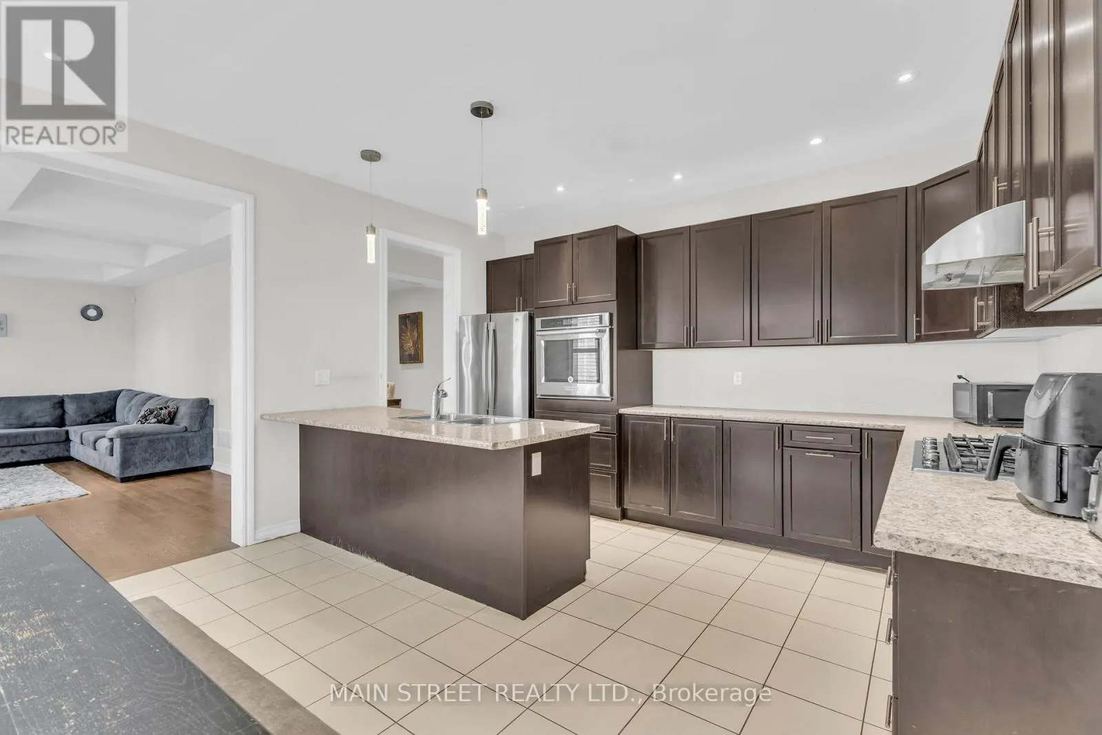 6 LEADEN HALL DRIVE