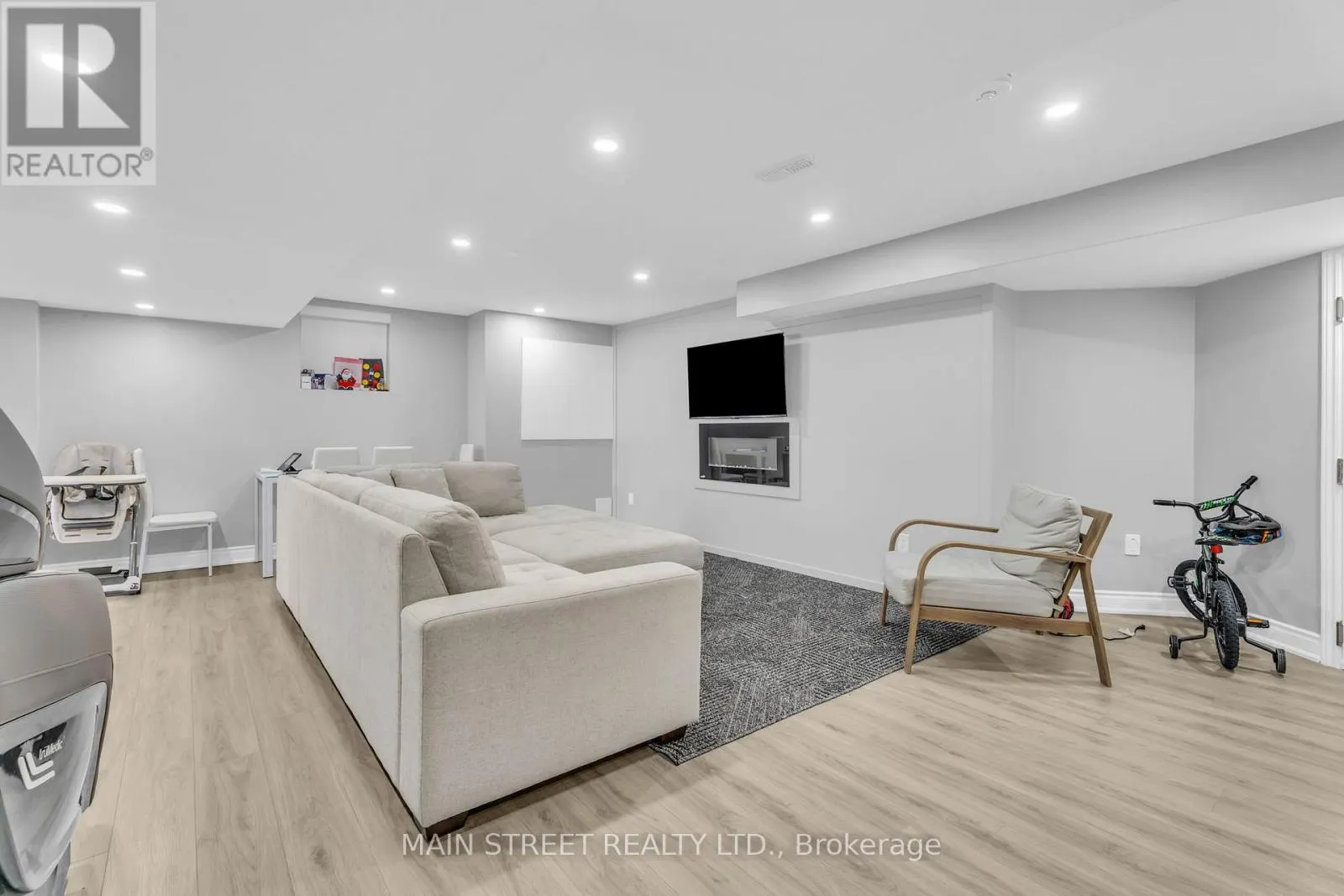 6 LEADEN HALL DRIVE