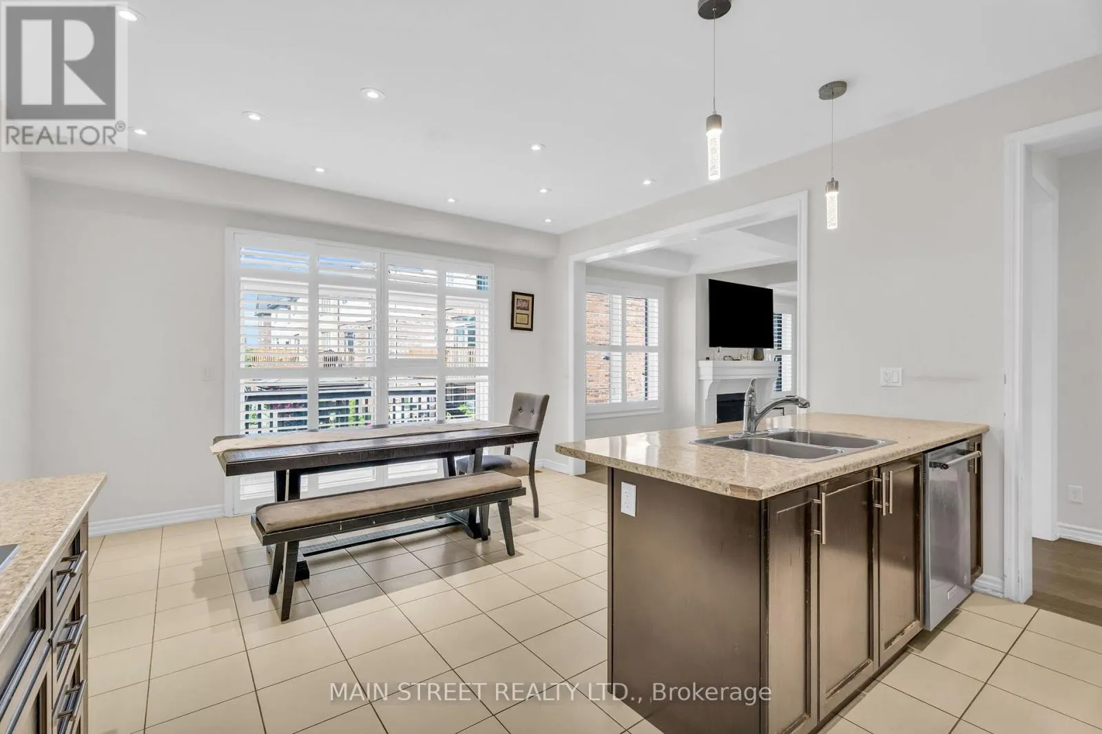 6 LEADEN HALL DRIVE