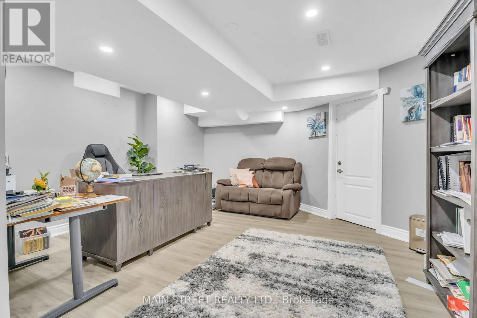 6 LEADEN HALL DRIVE