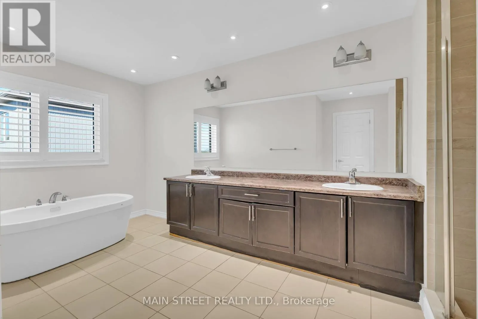6 LEADEN HALL DRIVE