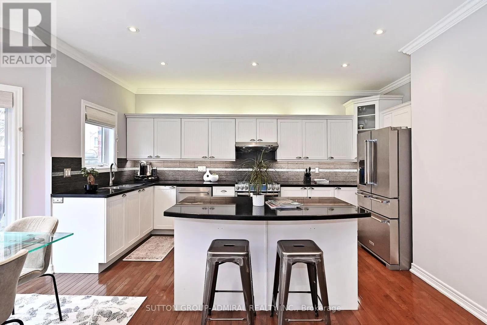 32 SEABREEZE AVENUE