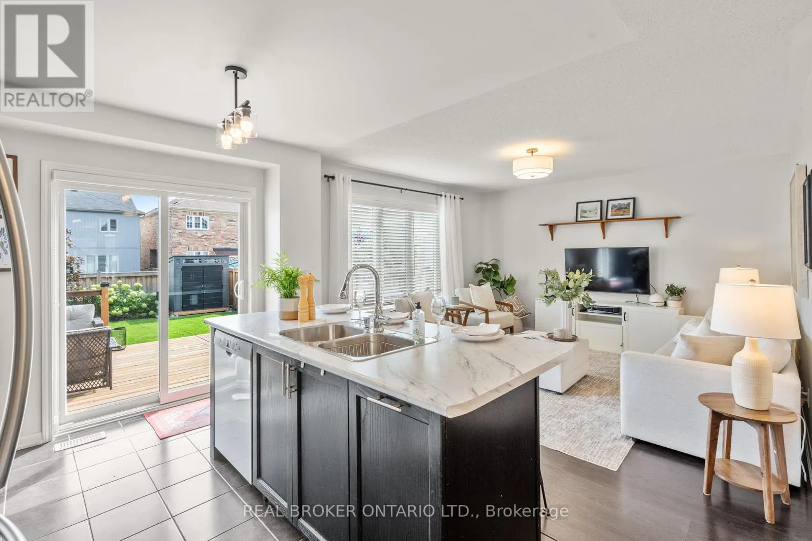 5 DON HADDEN CRESCENT