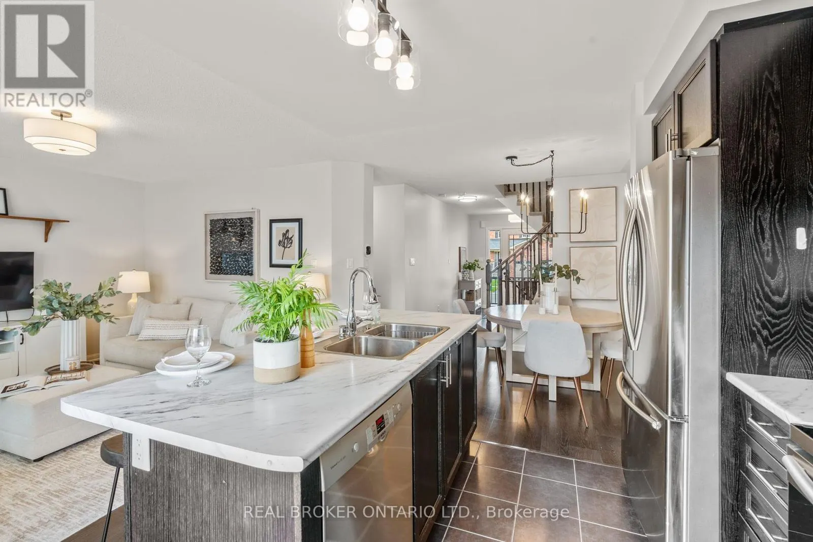 5 DON HADDEN CRESCENT
