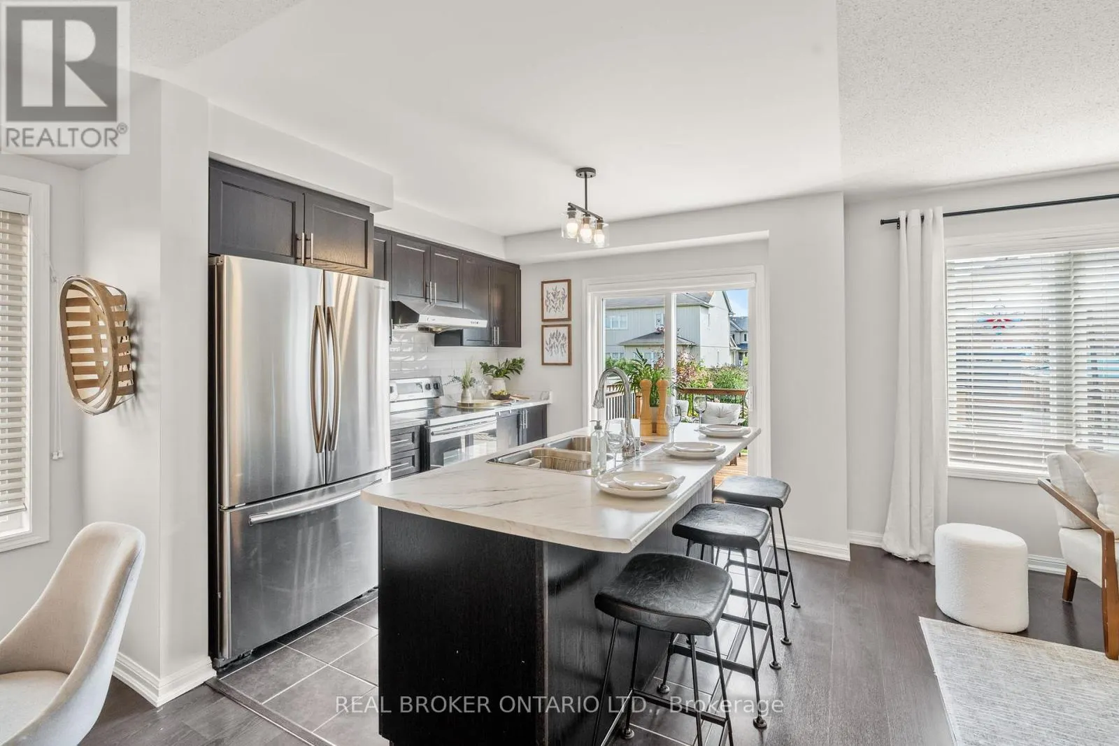 5 DON HADDEN CRESCENT