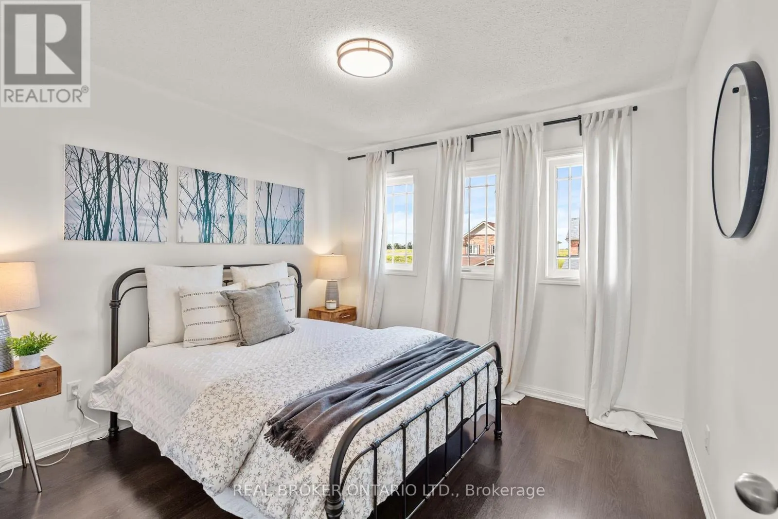 5 DON HADDEN CRESCENT