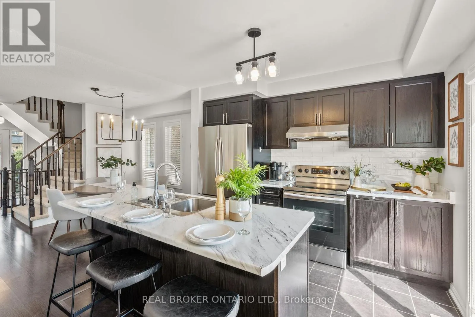 5 DON HADDEN CRESCENT