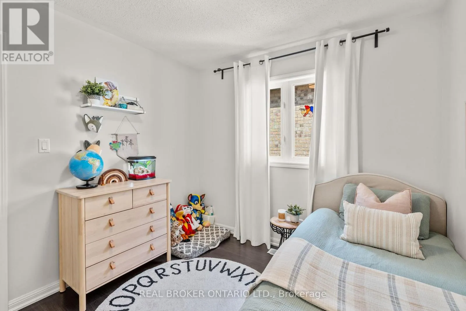 5 DON HADDEN CRESCENT