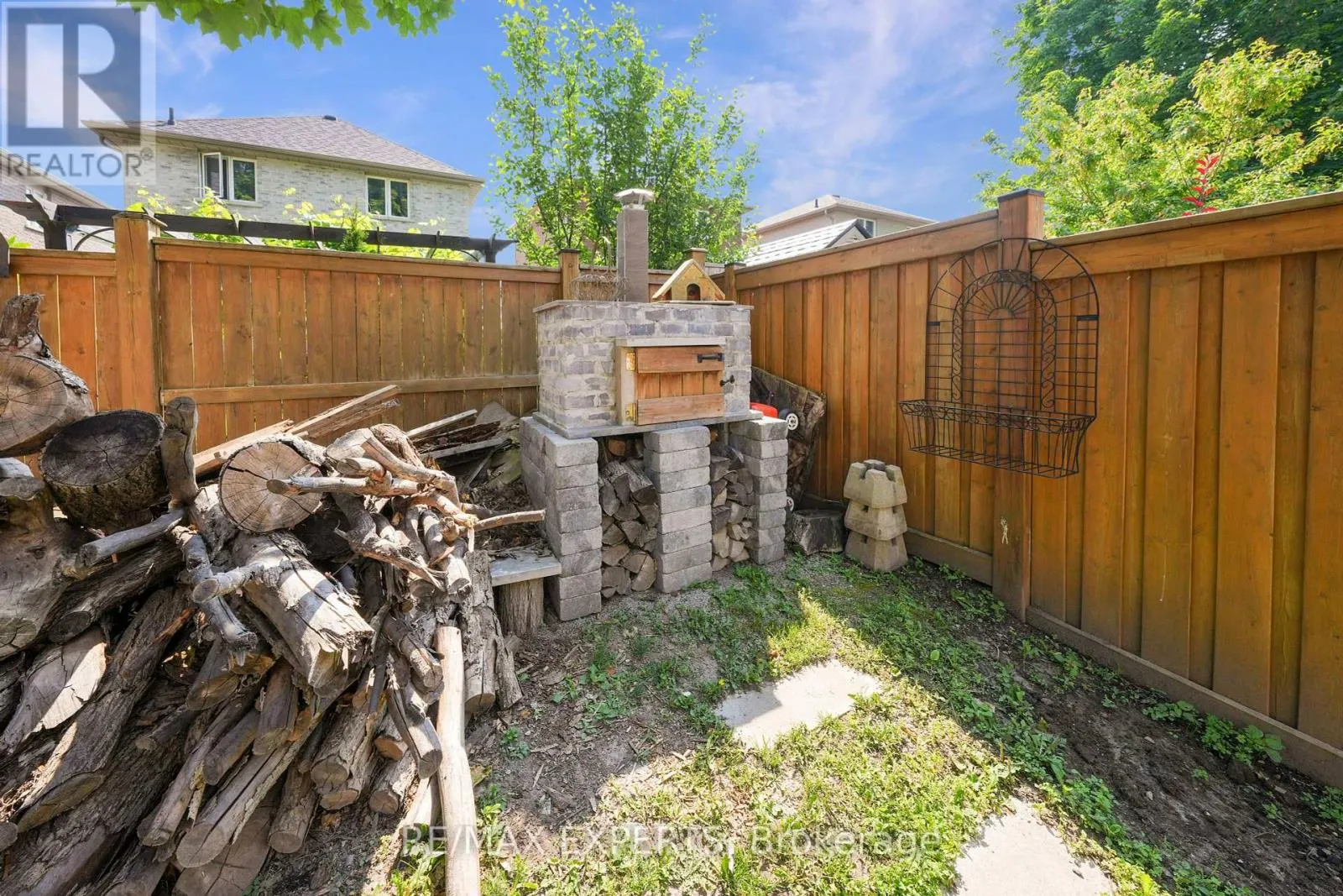 2190 DAWSON CRESCENT