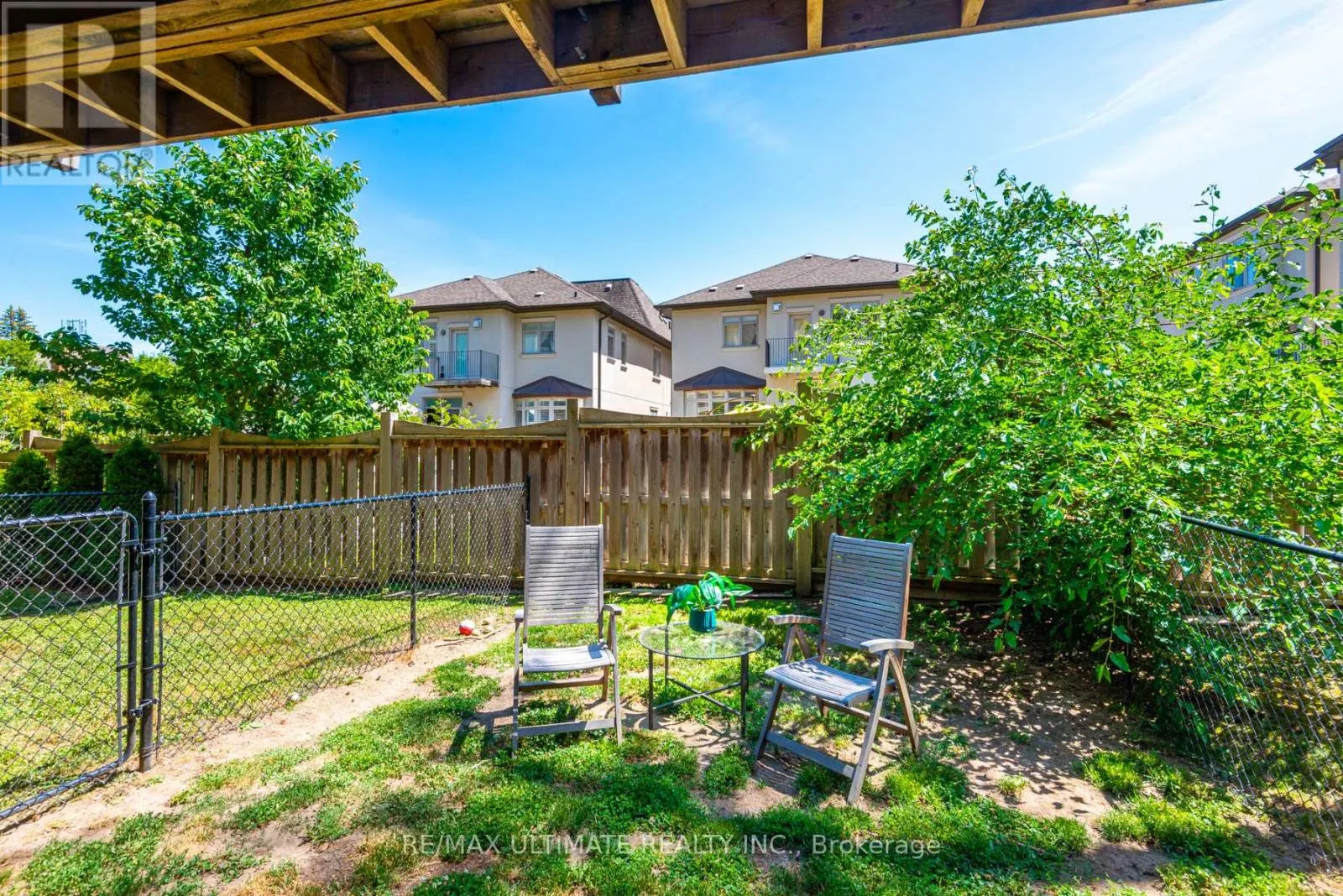 7 - 15 POWSELAND CRESCENT W