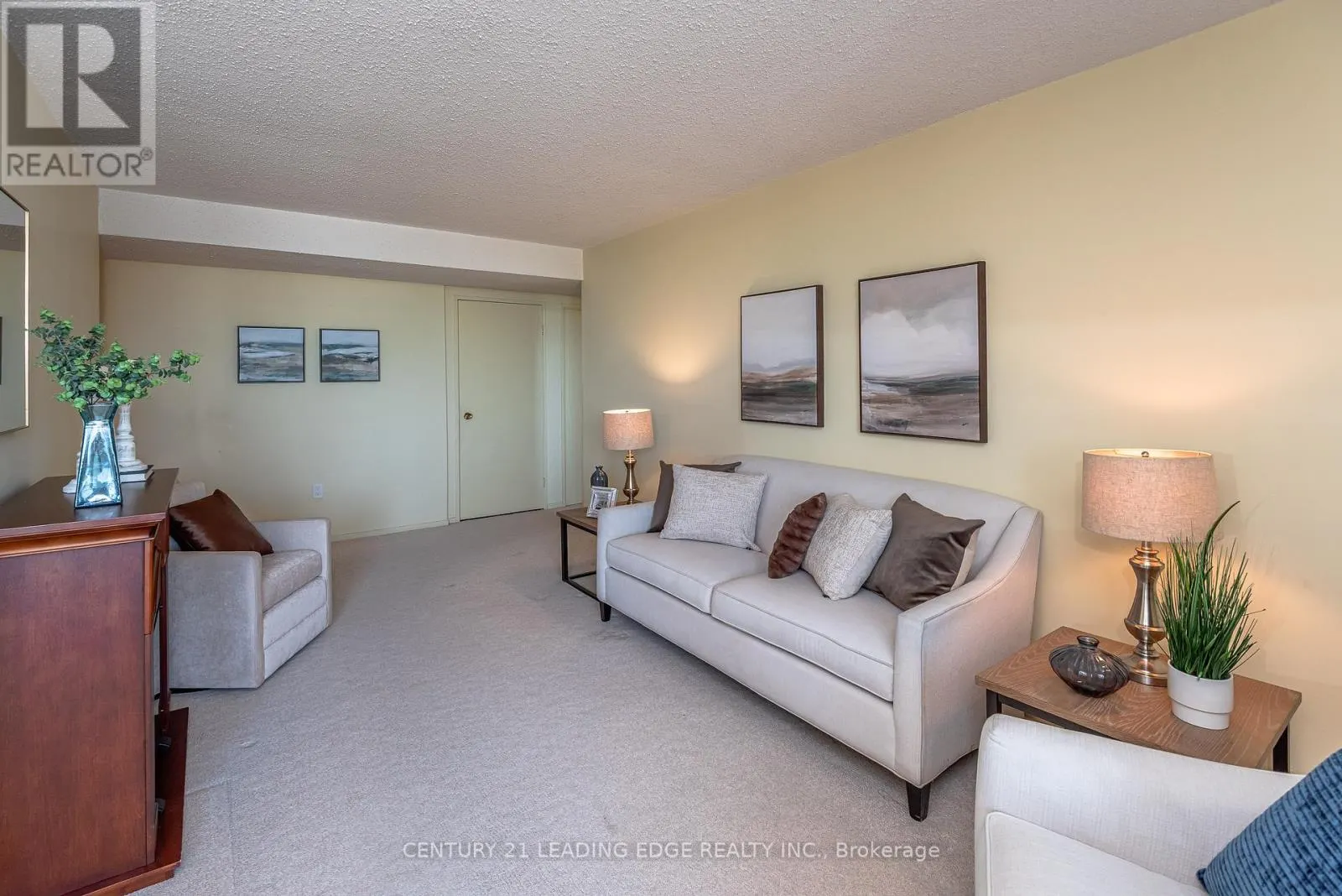 908 - 20 WILLIAM ROE BOULEVARD