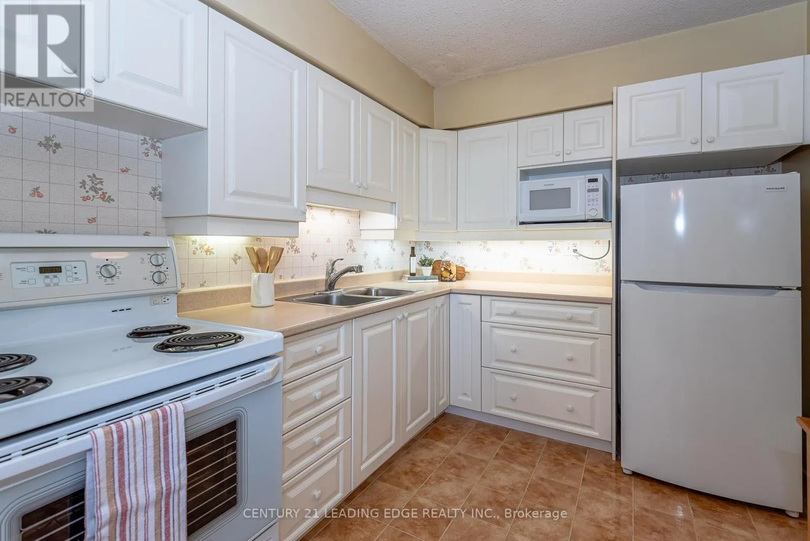 908 - 20 WILLIAM ROE BOULEVARD