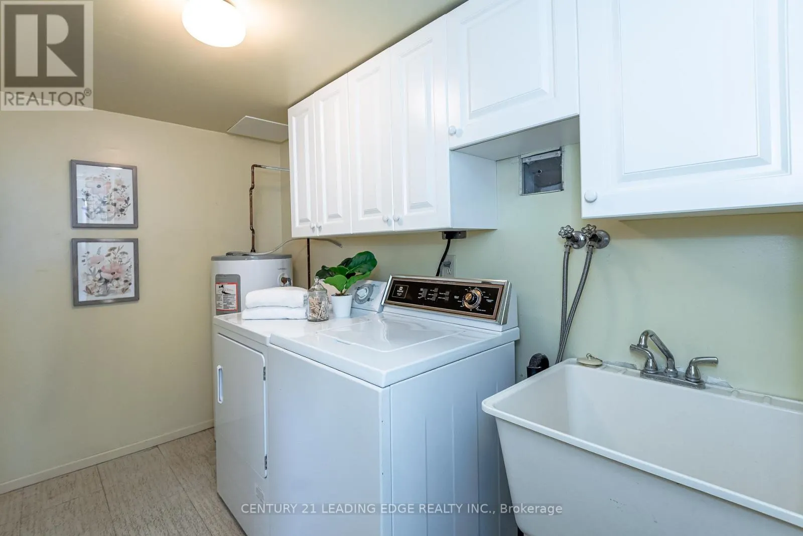 908 - 20 WILLIAM ROE BOULEVARD