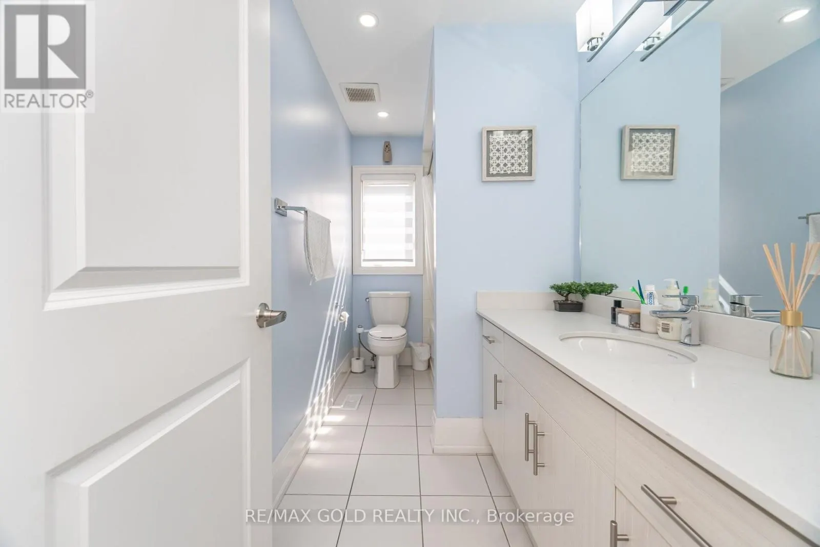 10 DONNAN DRIVE W
