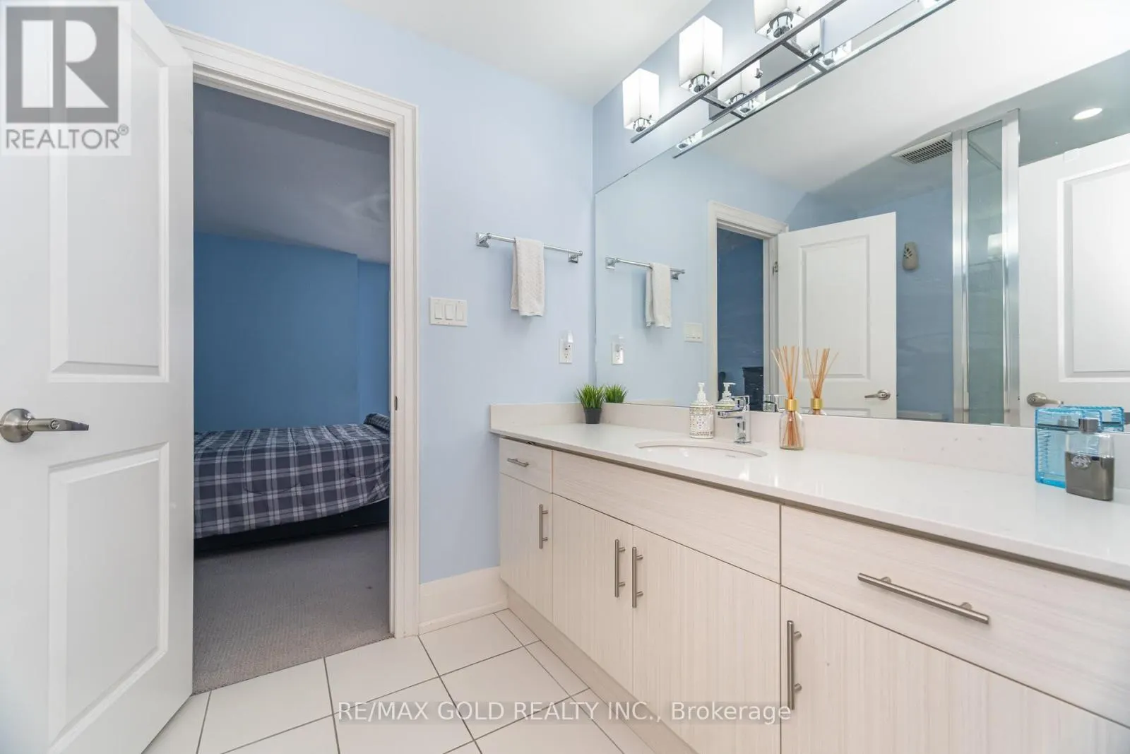 10 DONNAN DRIVE W