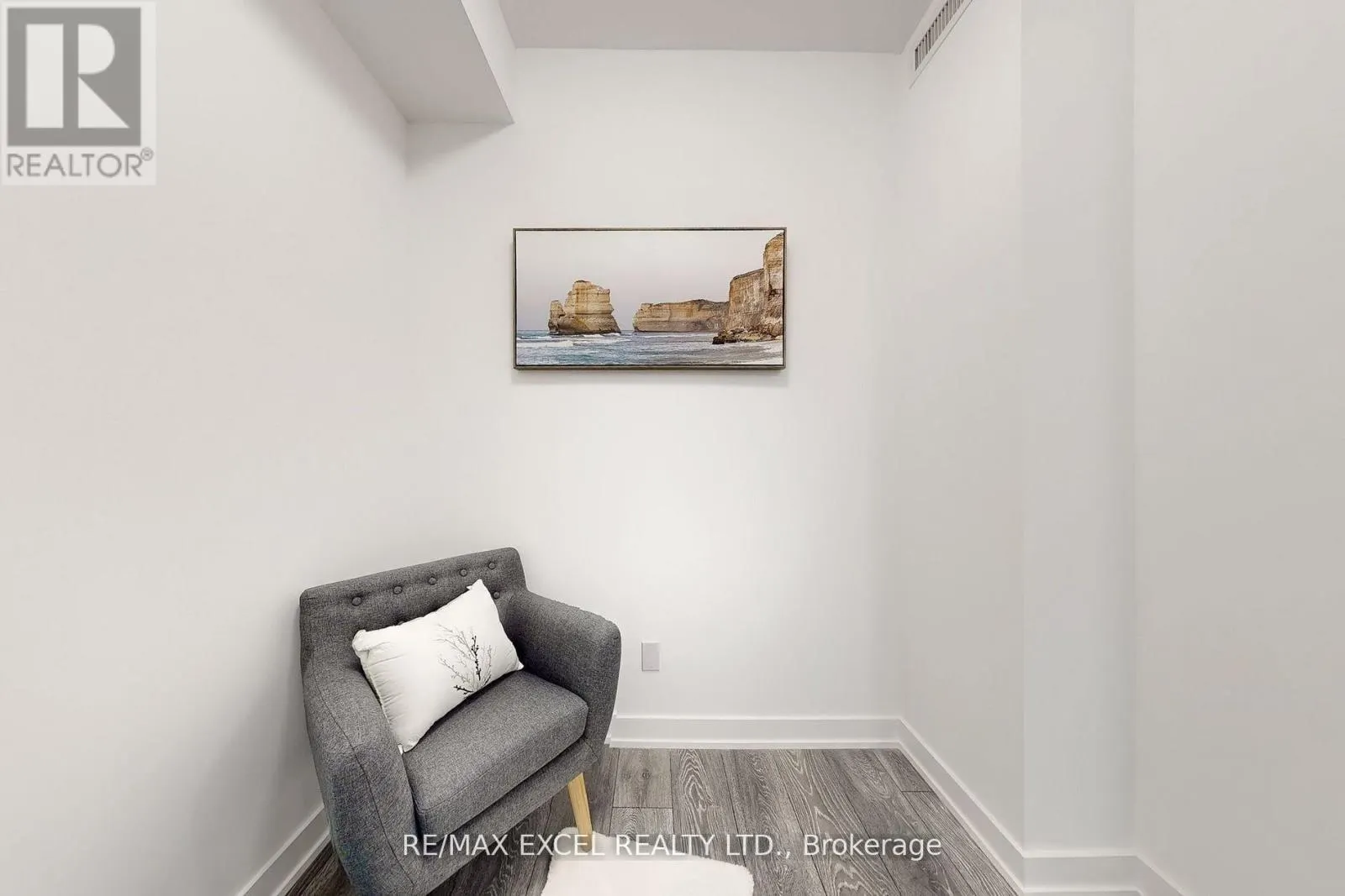 318 - 8888 YONGE STREET
