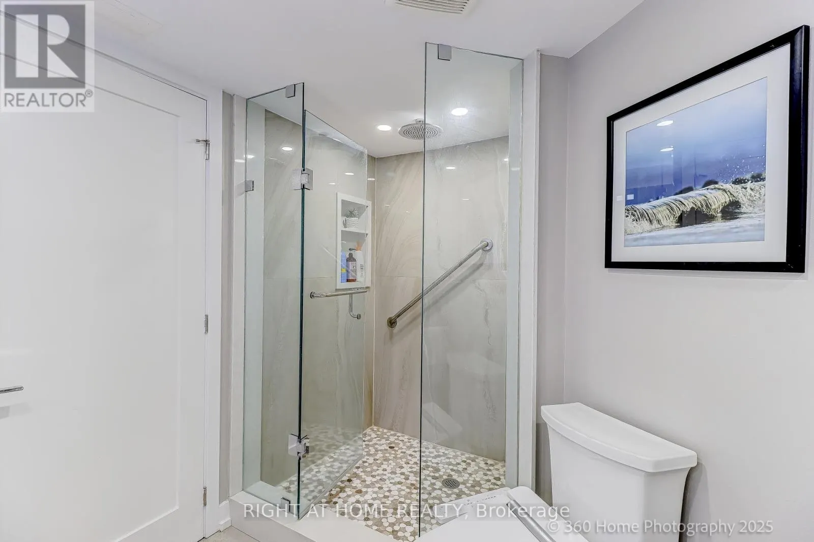 912 - 1 CLARK AVENUE W