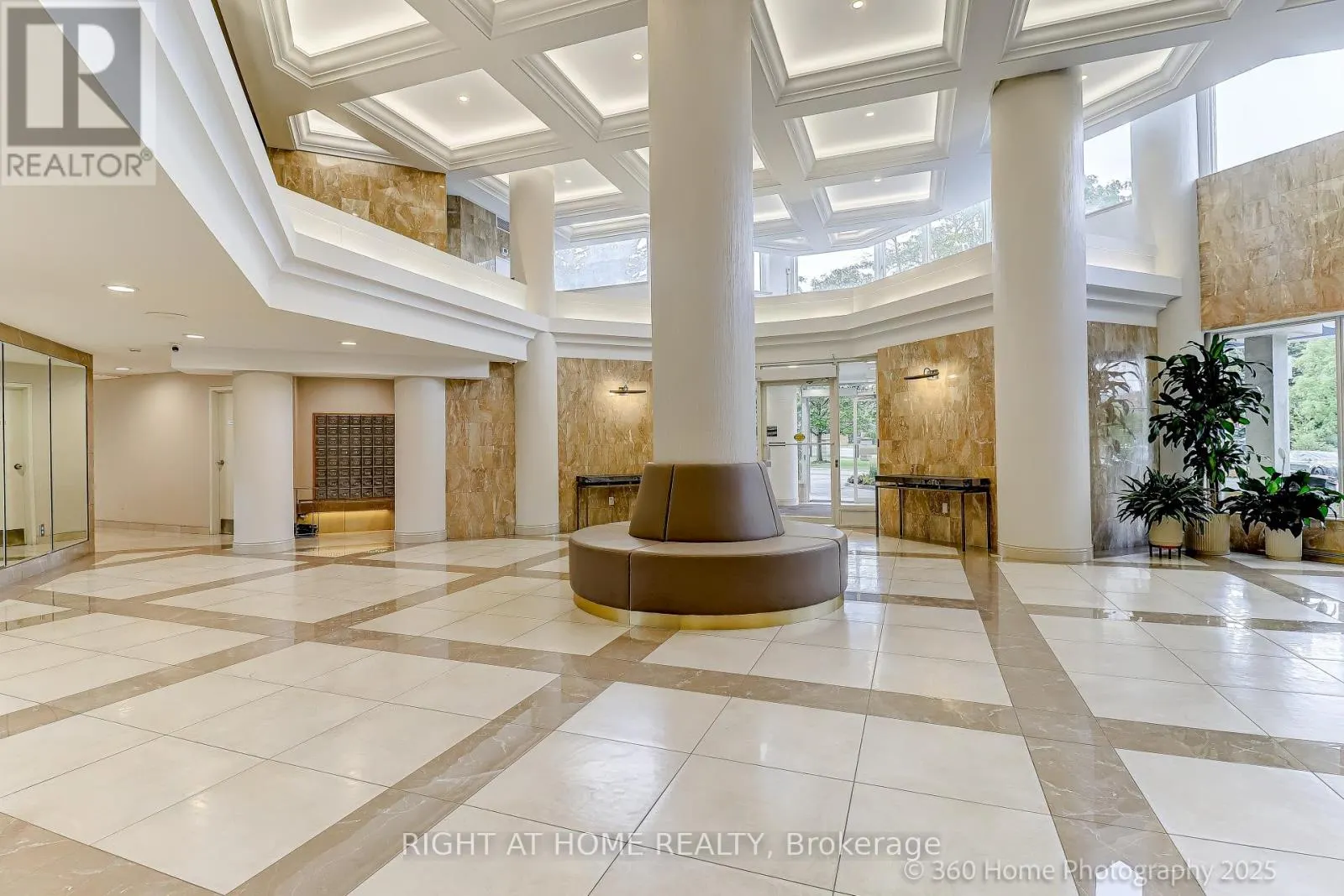 912 - 1 CLARK AVENUE W