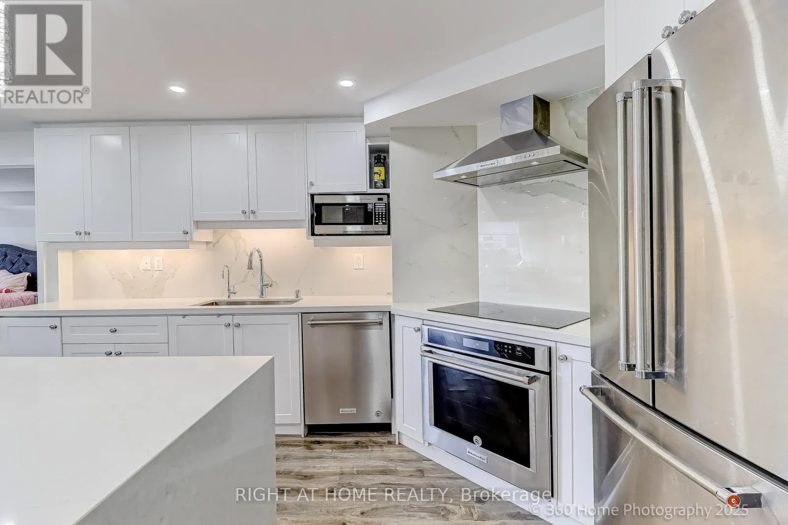 912 - 1 CLARK AVENUE W
