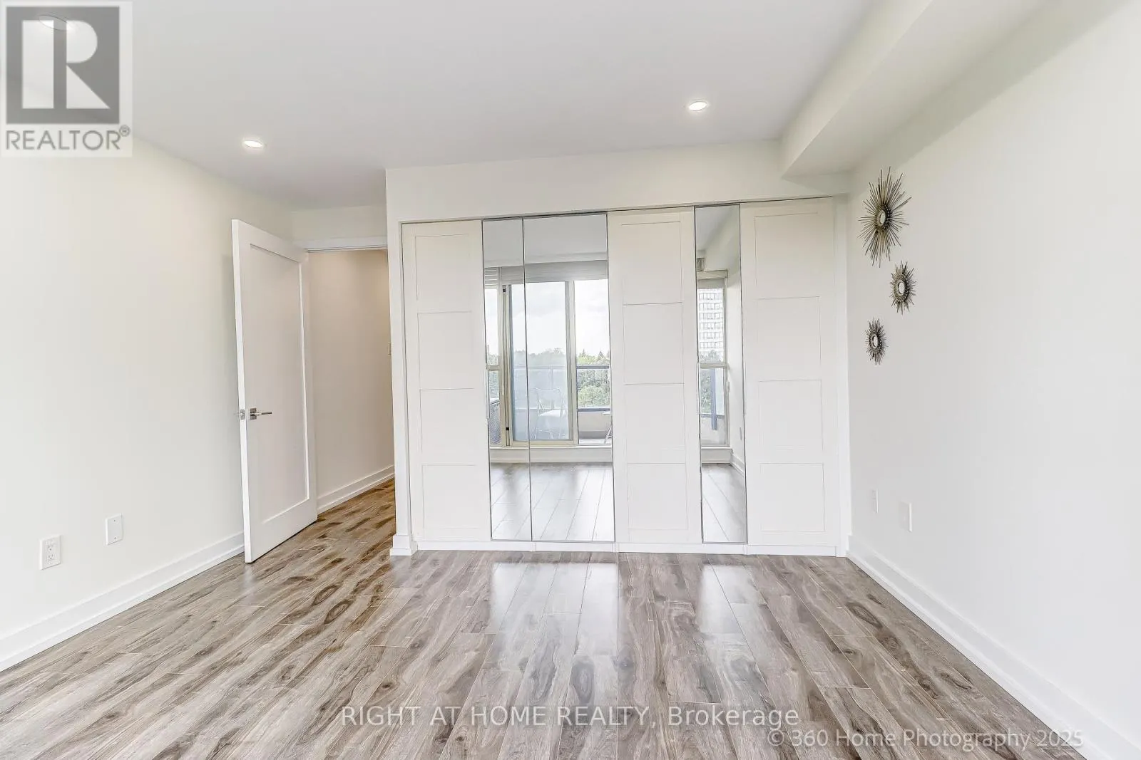912 - 1 CLARK AVENUE W