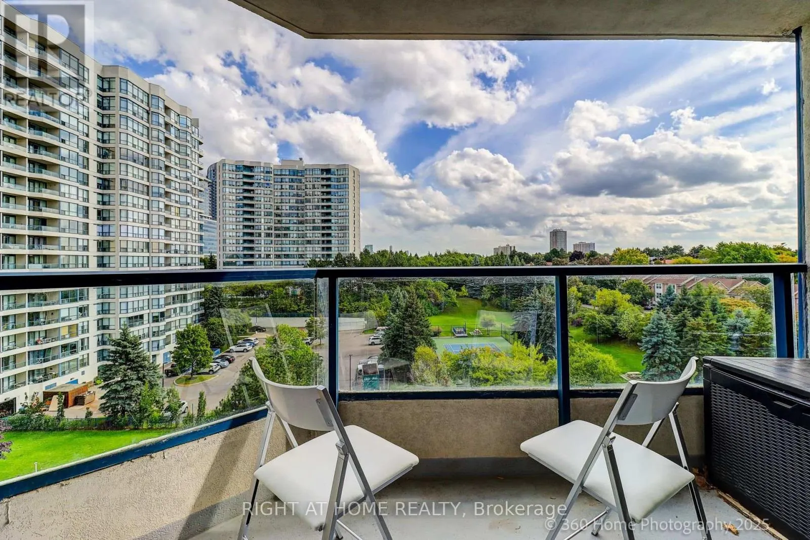 912 - 1 CLARK AVENUE W