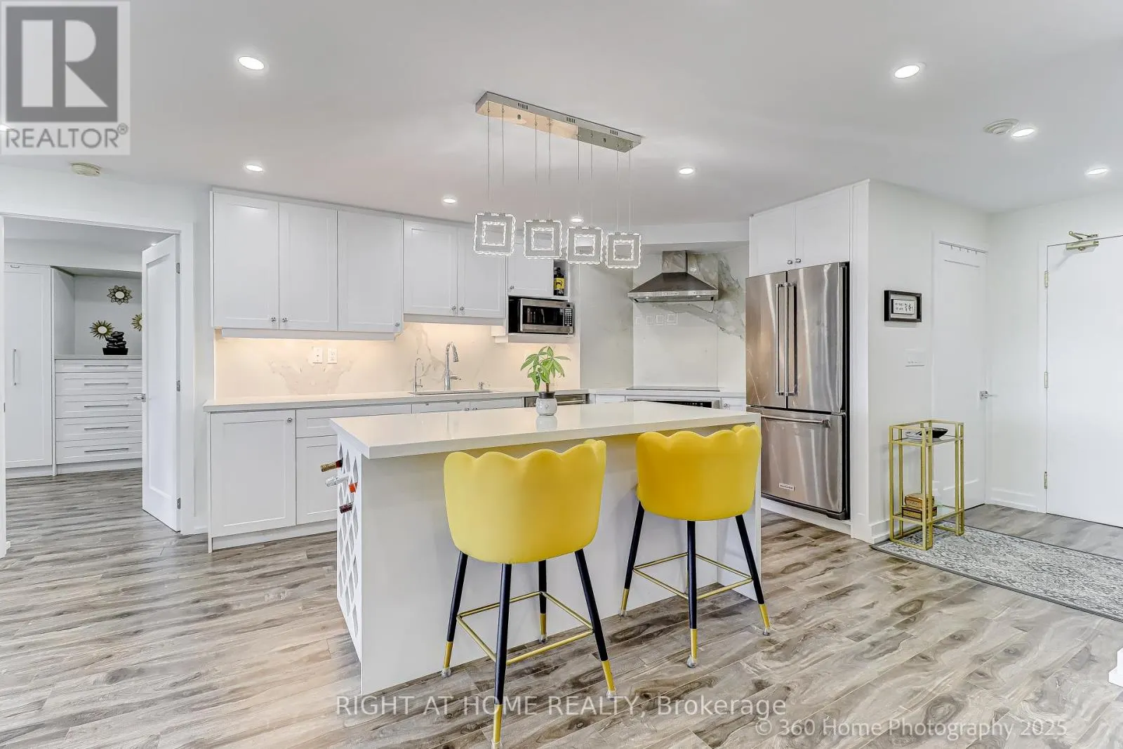 912 - 1 CLARK AVENUE W