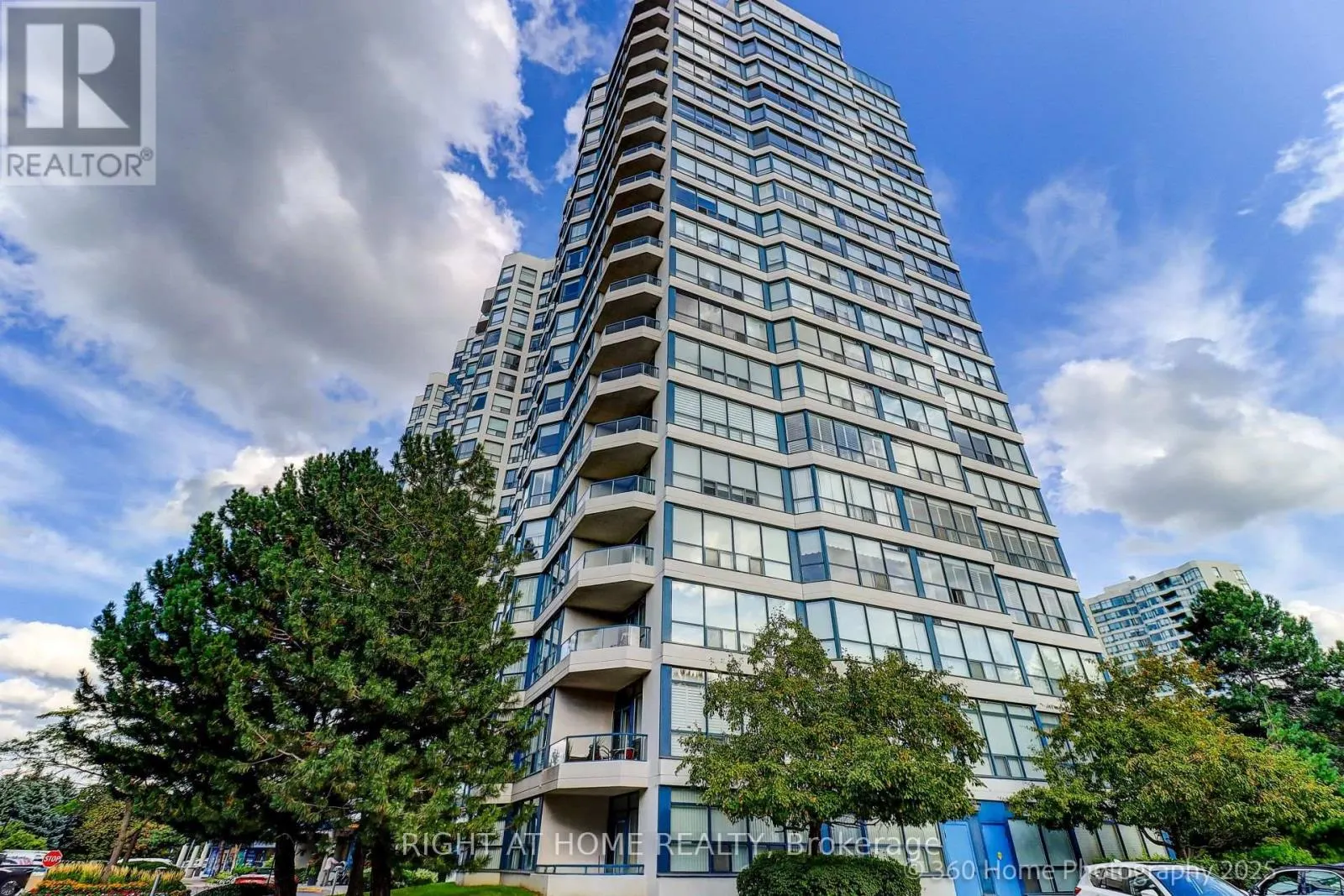 912 - 1 CLARK AVENUE W