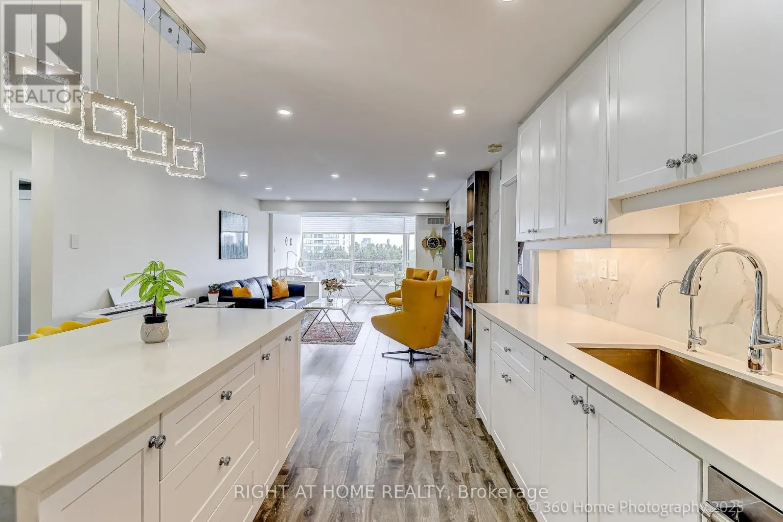 912 - 1 CLARK AVENUE W