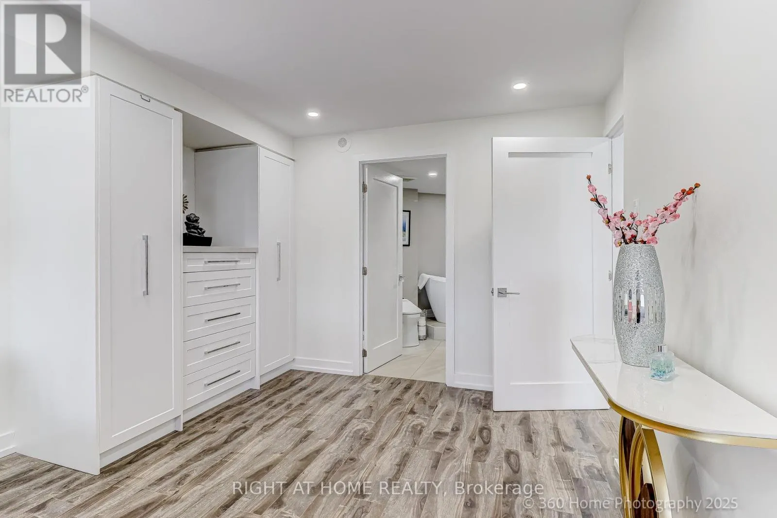 912 - 1 CLARK AVENUE W