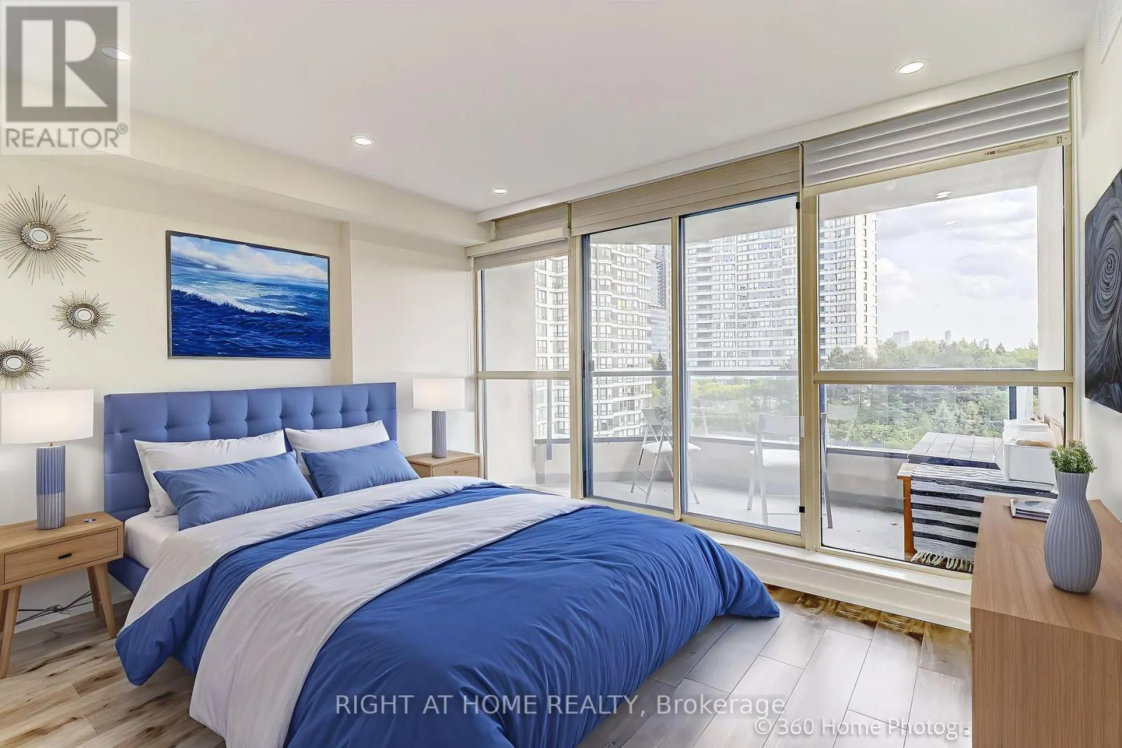 912 - 1 CLARK AVENUE W