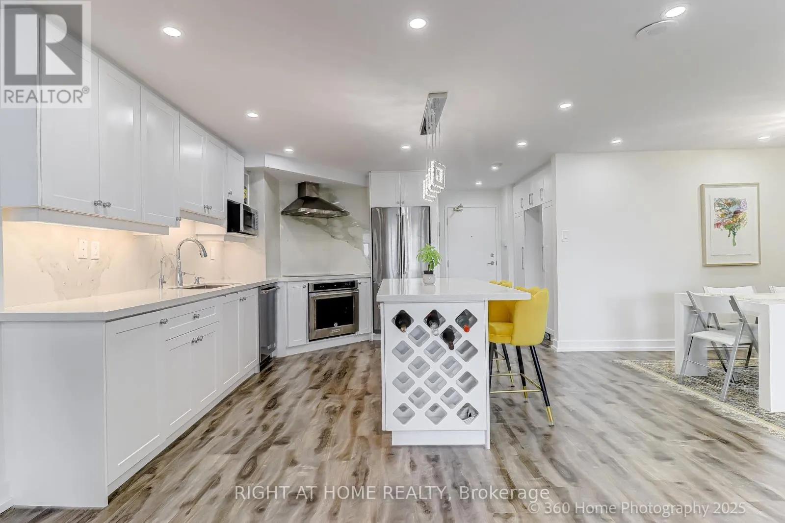 912 - 1 CLARK AVENUE W