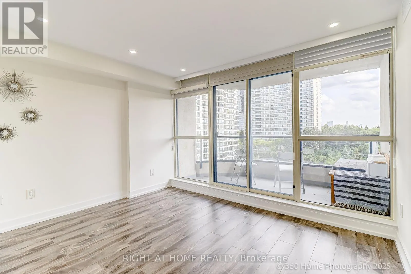 912 - 1 CLARK AVENUE W