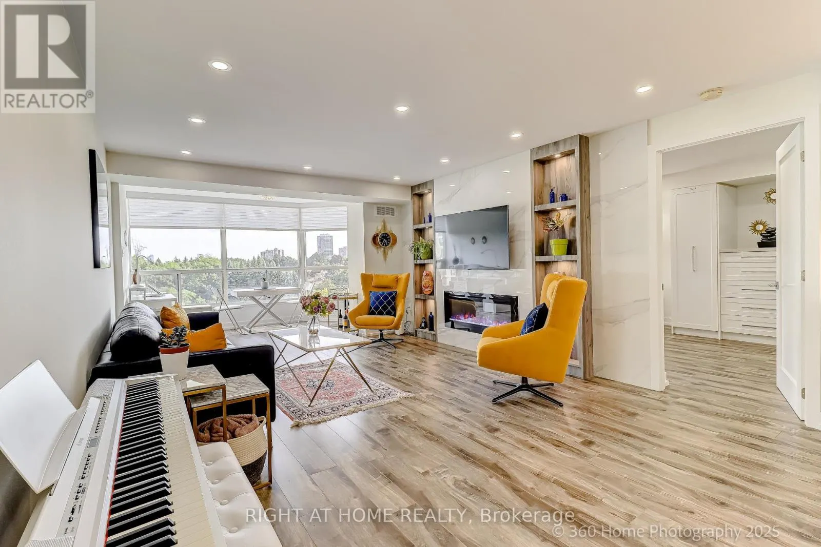 912 - 1 CLARK AVENUE W