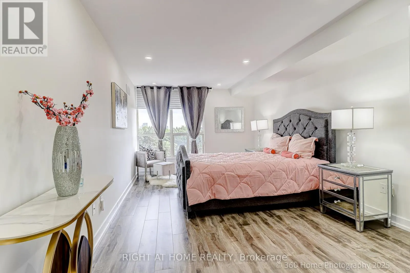 912 - 1 CLARK AVENUE W
