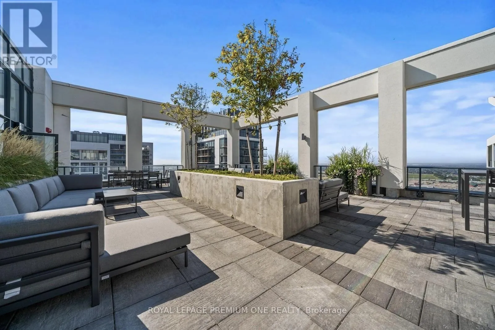 221 - 9000 JANE STREET