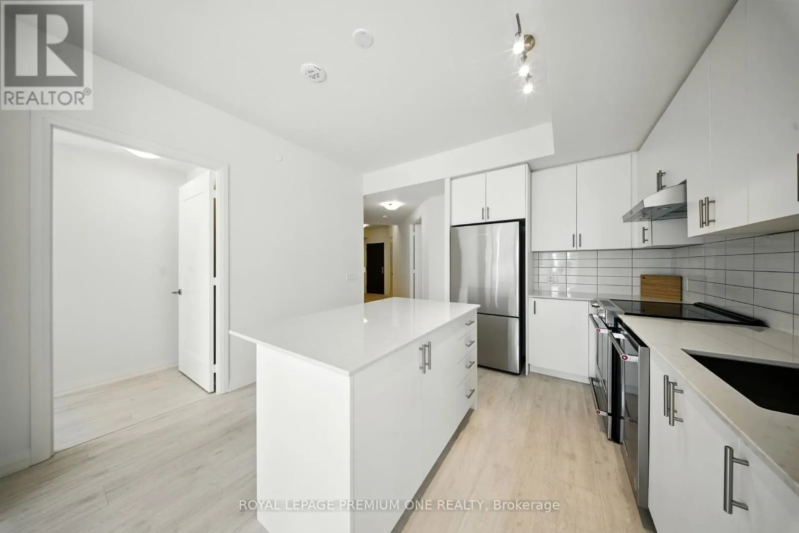 221 - 9000 JANE STREET