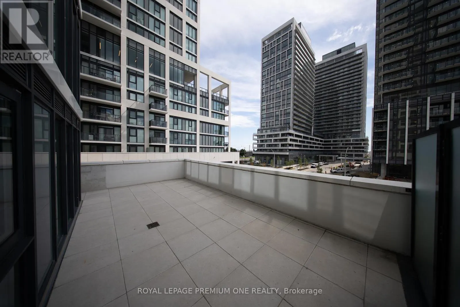 221 - 9000 JANE STREET