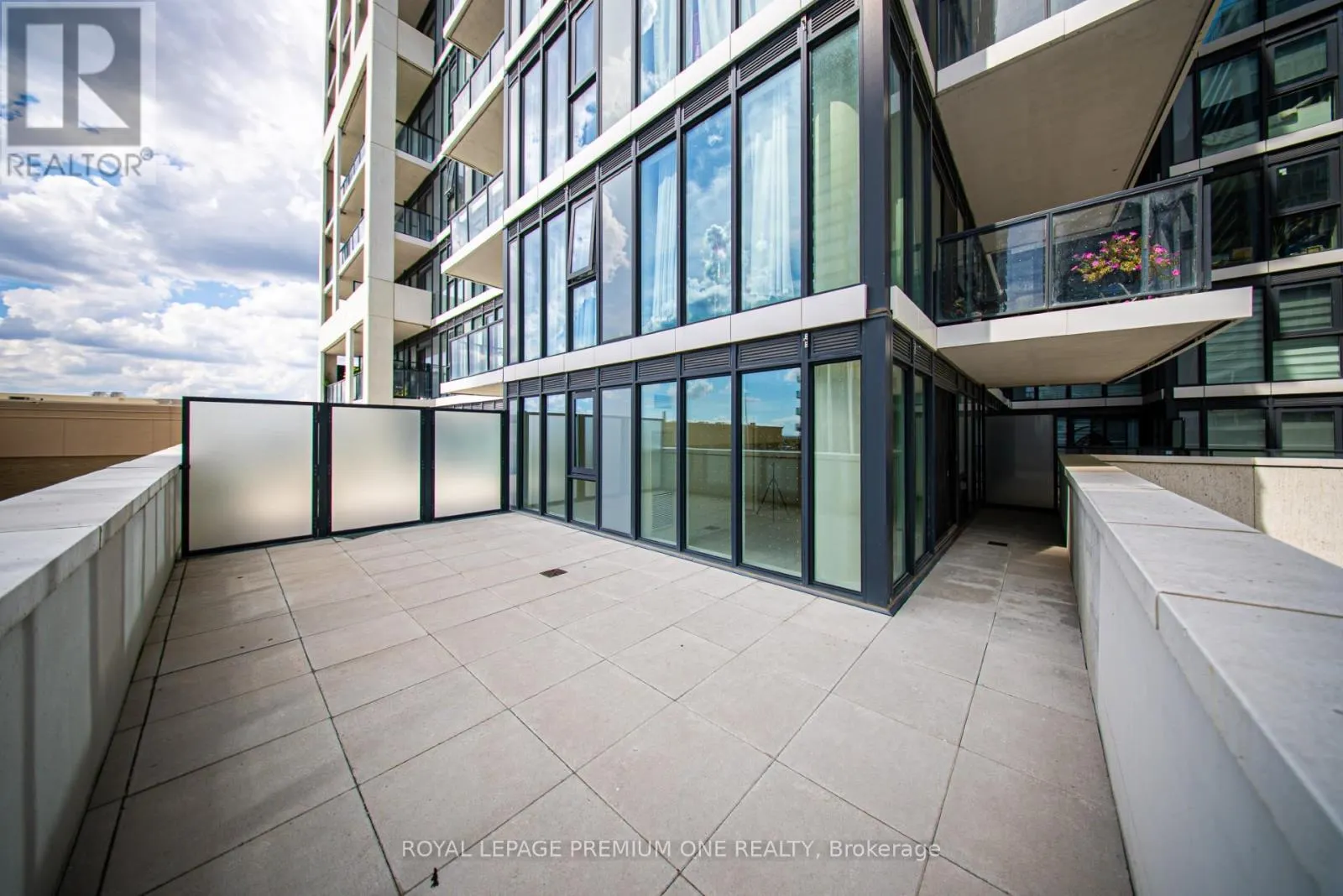 221 - 9000 JANE STREET