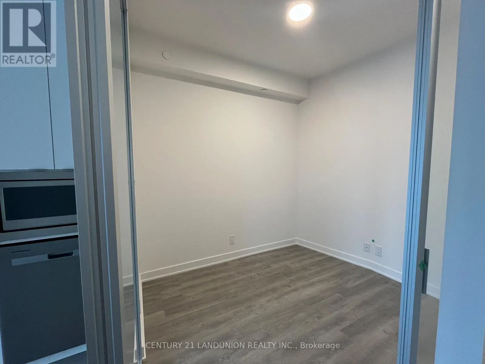 306 - 30 UPPER MALL WAY