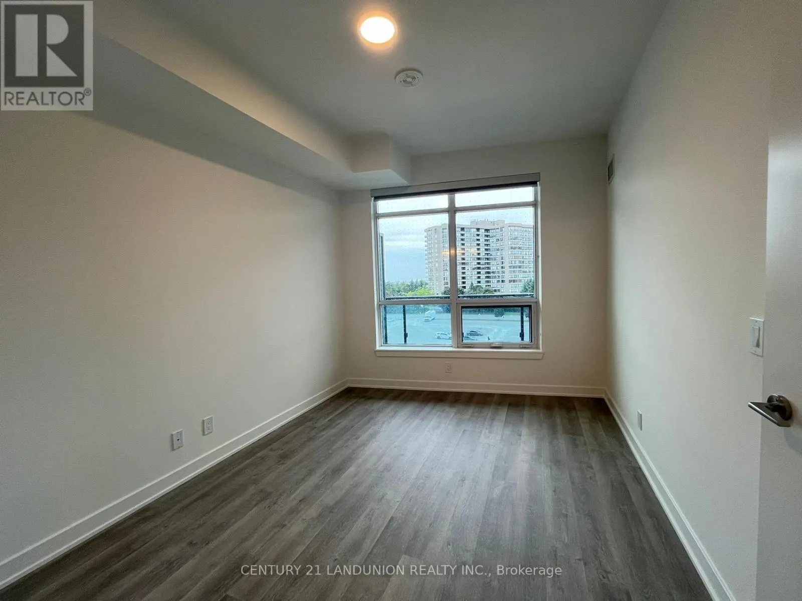 306 - 30 UPPER MALL WAY