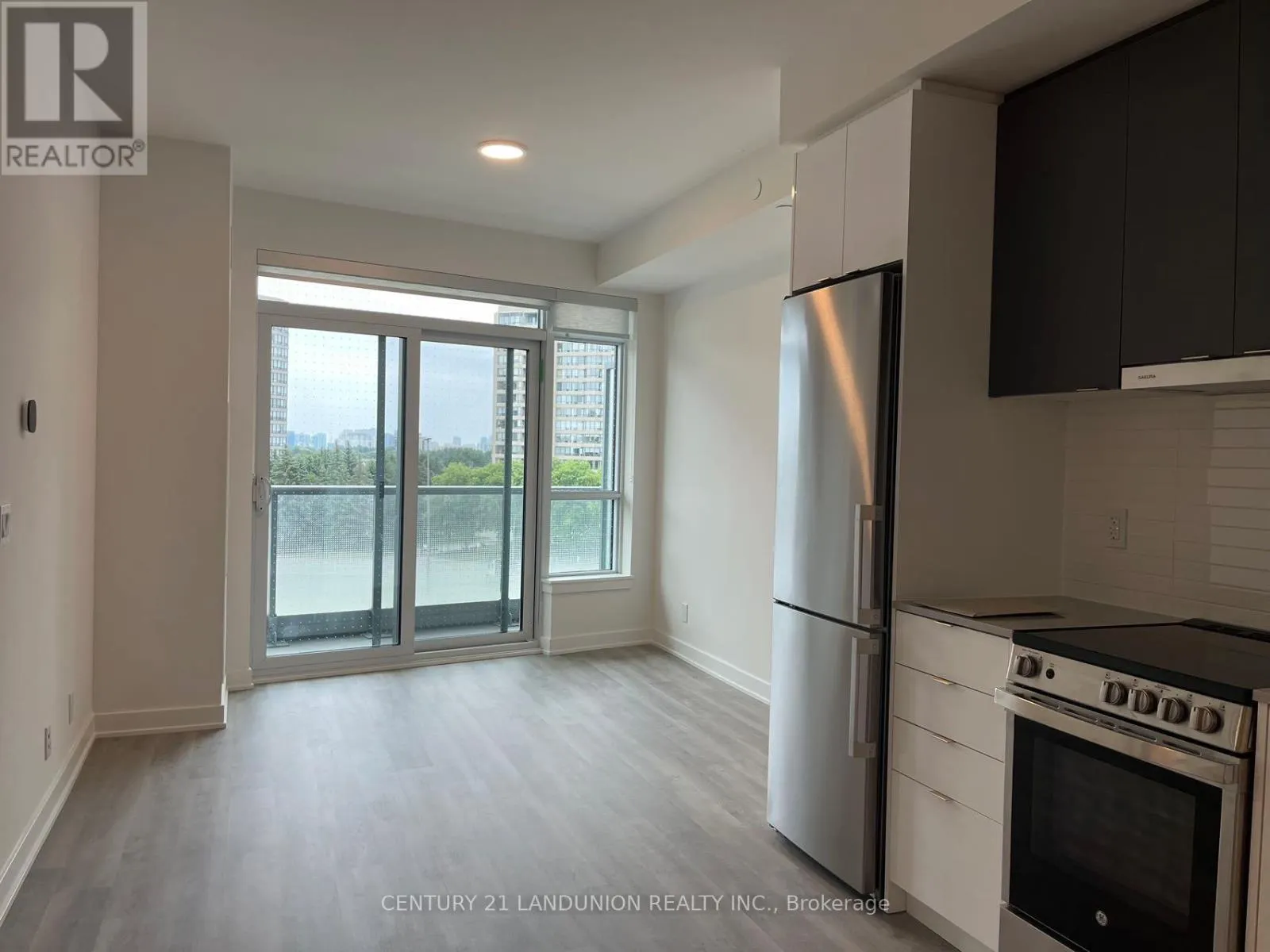 306 - 30 UPPER MALL WAY