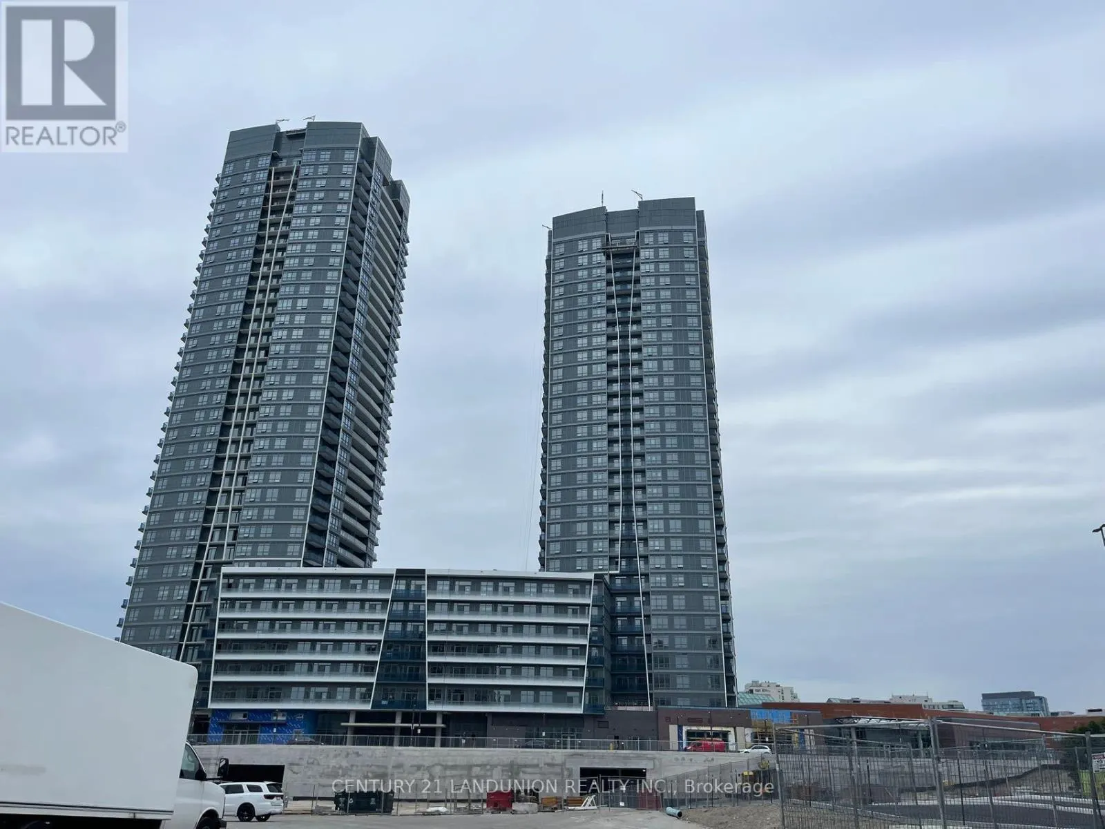 306 - 30 UPPER MALL WAY