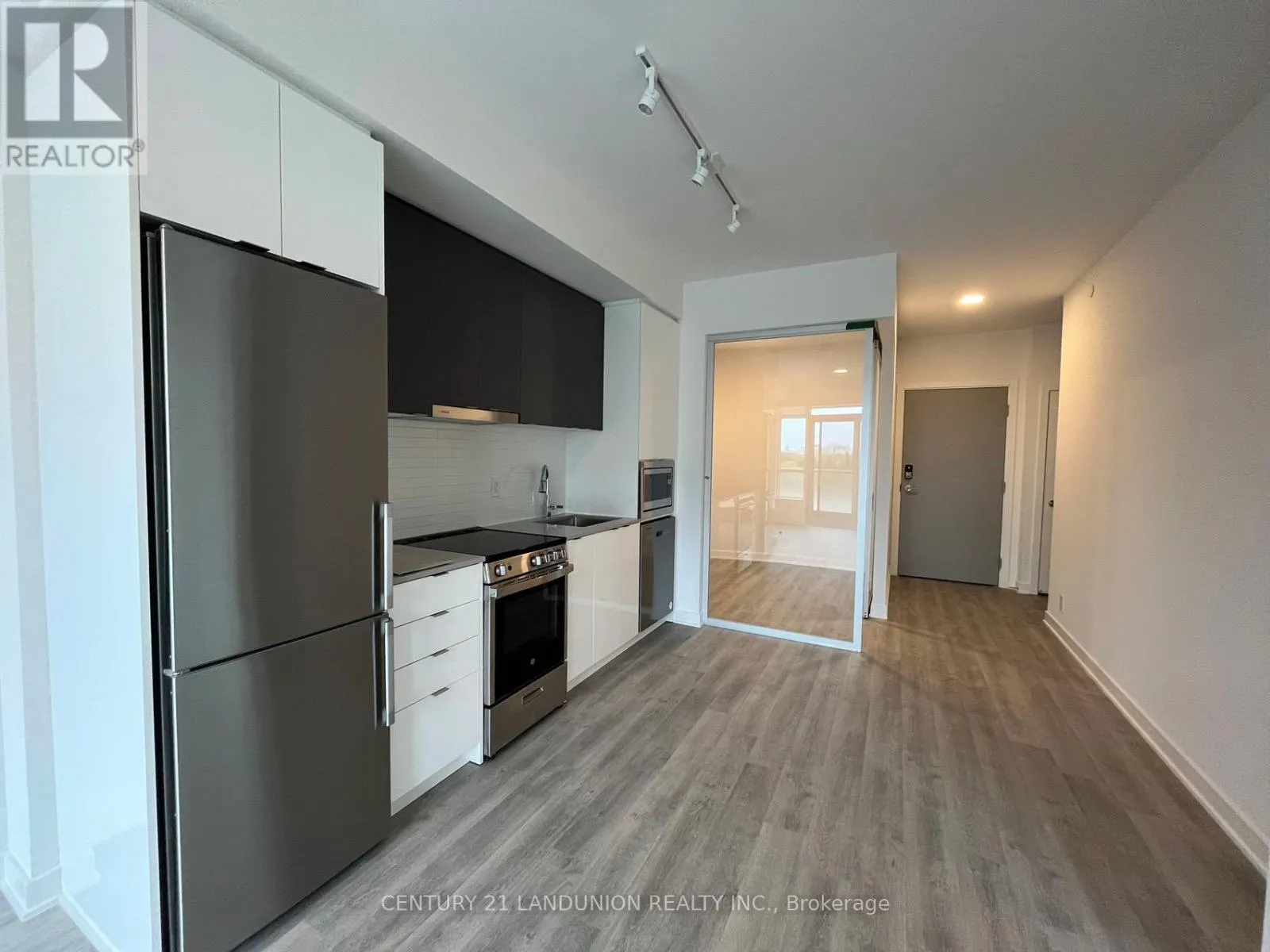 306 - 30 UPPER MALL WAY