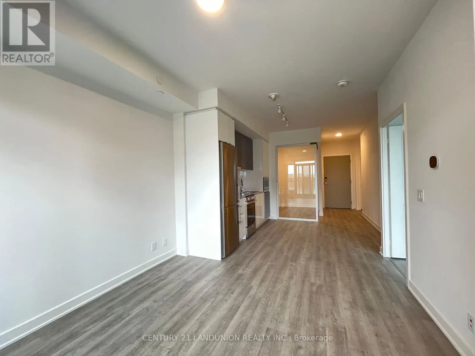 306 - 30 UPPER MALL WAY