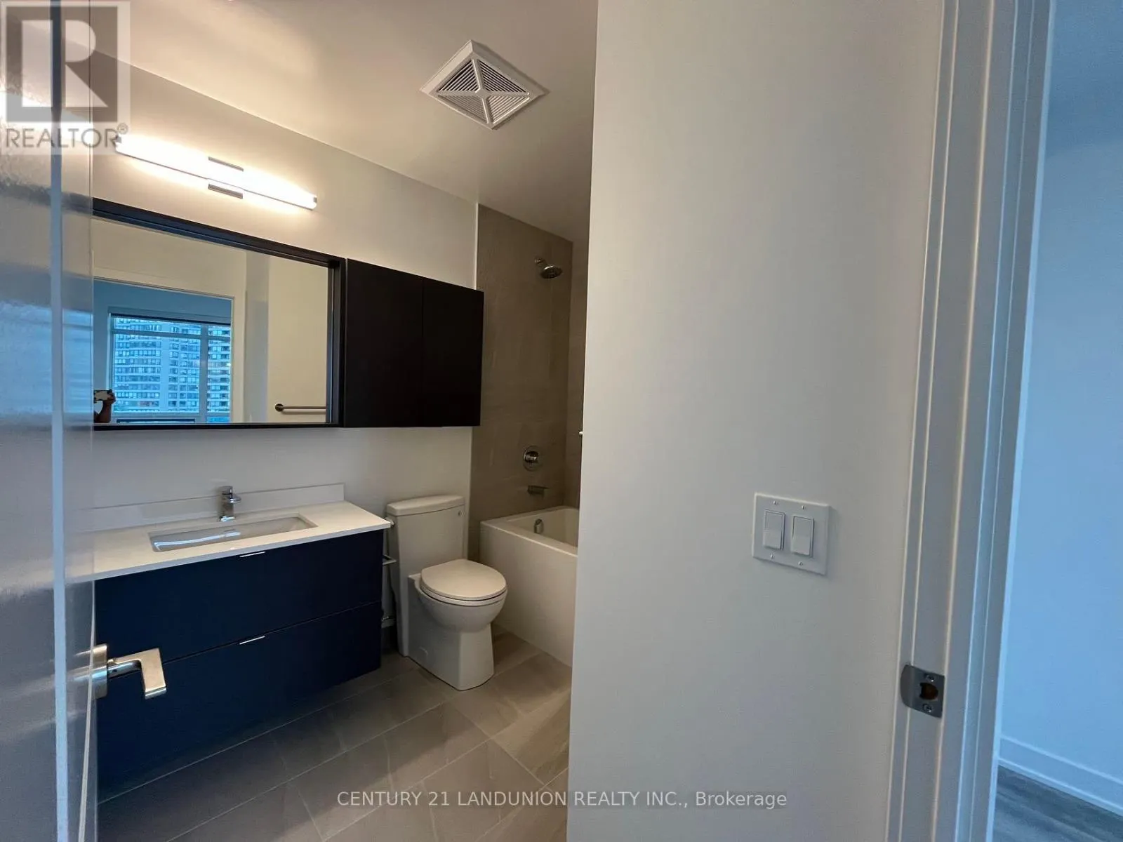 306 - 30 UPPER MALL WAY