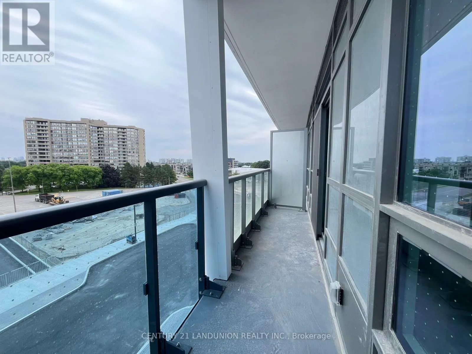 306 - 30 UPPER MALL WAY