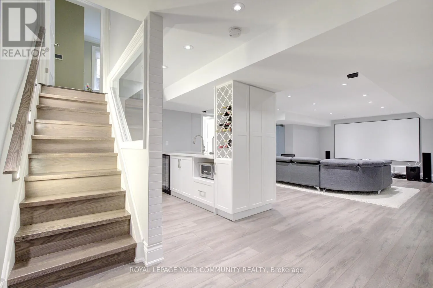 92 HEINTZMAN CRESCENT