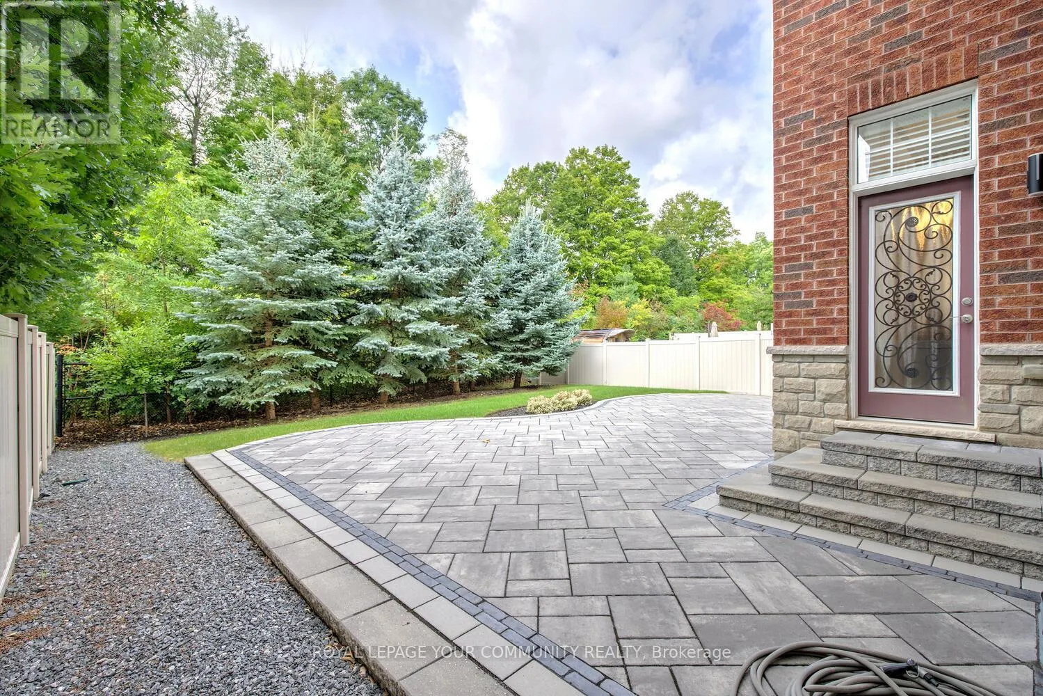 92 HEINTZMAN CRESCENT