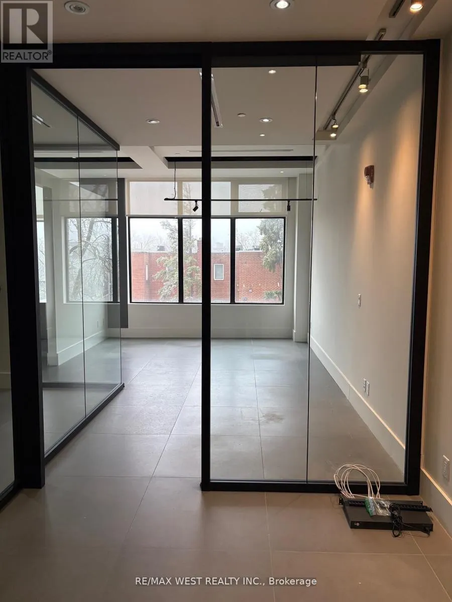 307 - 308 - 10376 YONGE STREET