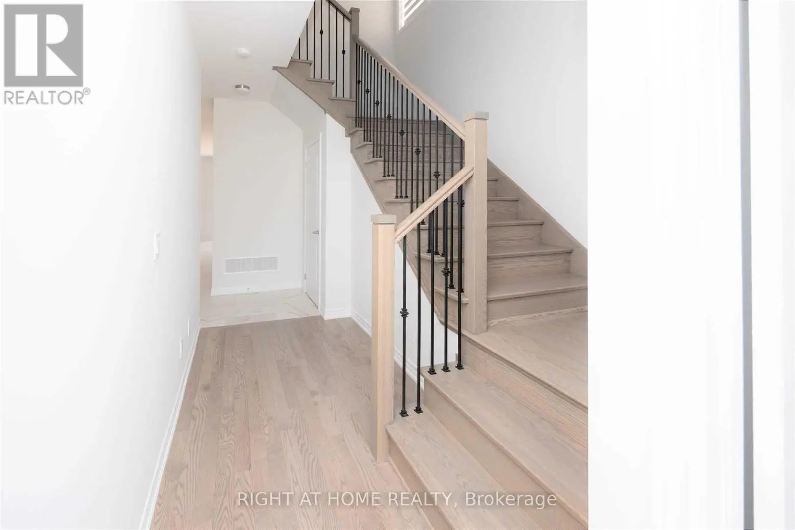 10 SPRUCEDALE WAY